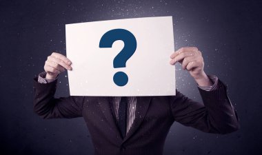 soru işareti olan kağıt tutan işadamı