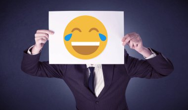 İfade gülüyor ile kağıt tutan işadamı