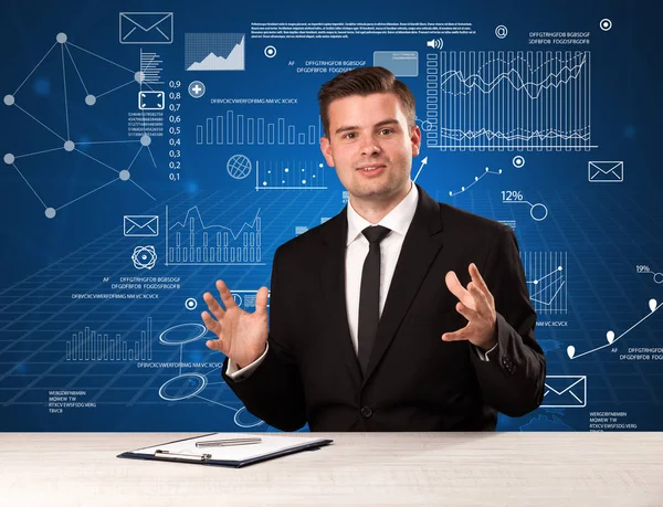 Geschäftsmann sitzt am Schreibtisch — Stockfoto