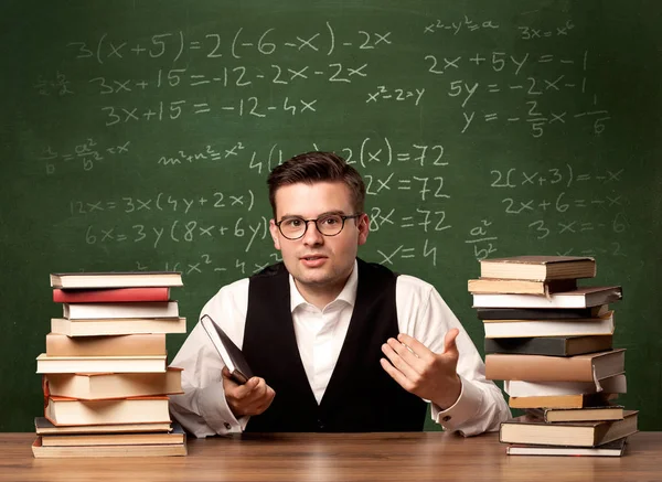 Insegnante di matematica alla scrivania — Foto Stock