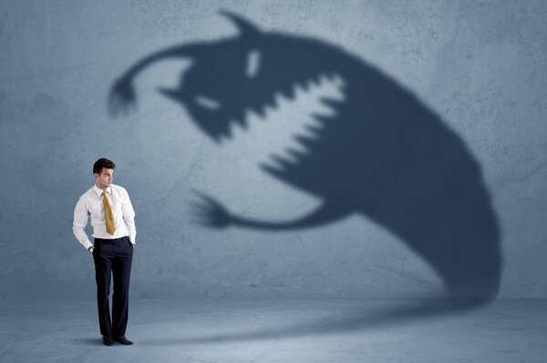 Деловой человек боится собственной концепции теневого монстра
