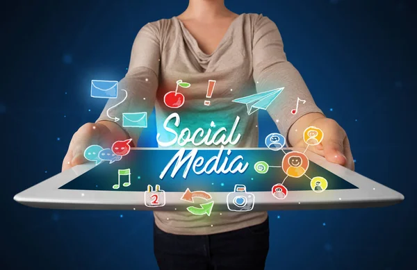 Mulher segurando tablet com gráficos de mídia social — Fotografia de Stock