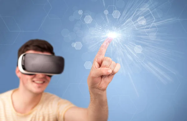 Man wearing virtual reality goggles — Stock Photo, Image