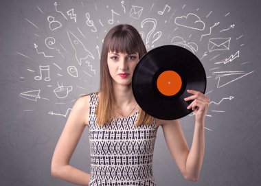 Vinil kaydı tutan kadın