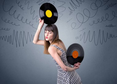 Vinil kaydı tutan kadın