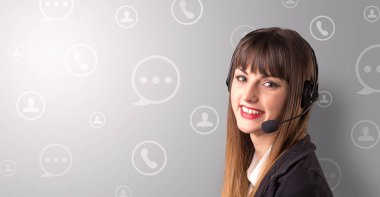 Genç kadın telemarketer