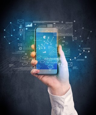 El ele tutuşan akıllı telefon.