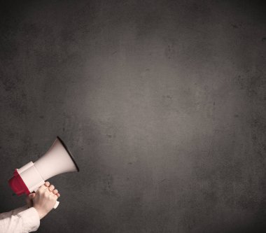 Düz arka plan üzerinde megafon