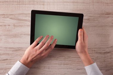 Tablet tutan eller iş
