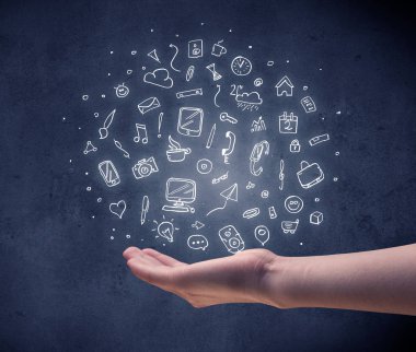 Karışık çizimler tutan el