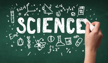 Olgun bilim adamı gemide çizim yapıyor.