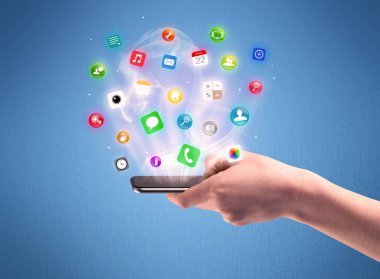 Tablet telefon app simgeleri ile tutan el