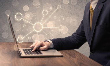 Dizüstü bilgisayarda yazan bilim işçisi