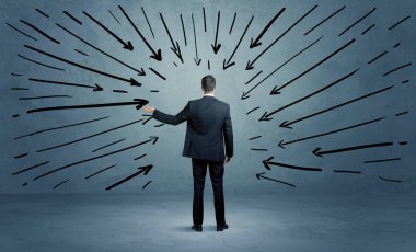 Ayakta duran erkek bir hata yaptı.