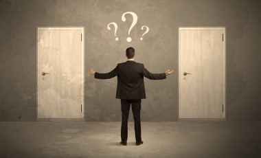 Kapı önünde duran işadamı