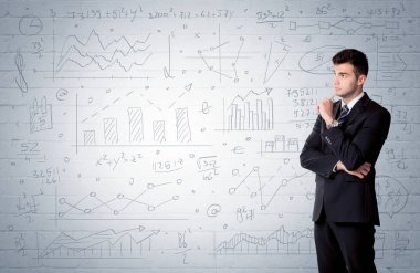 Grafik çizelgeleriyle ayakta duran satıcı.