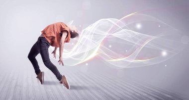 Beyaz çizgilerle dans eden break dansçı