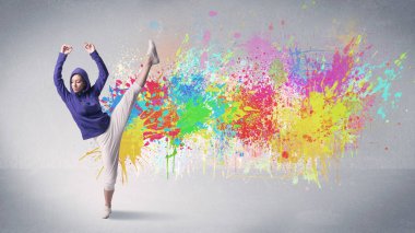 Renkli genç bir sokak dansçısı.