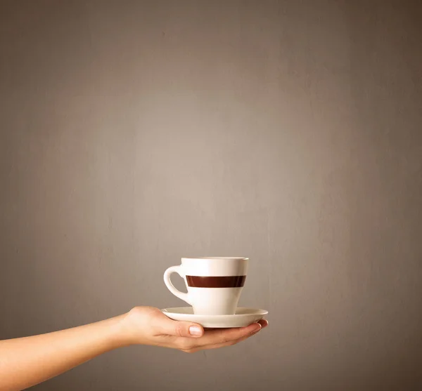 Mão feminina segurando xícara de café — Fotografia de Stock