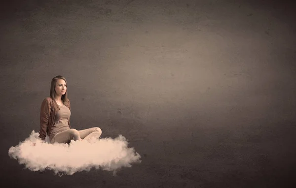 Mujer sentada en una nube con suelo de bakcground llano —  Fotos de Stock