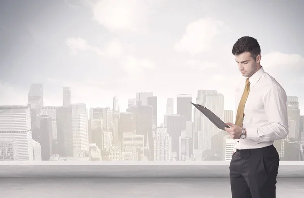 Sales person talking in front of city scape — Stock Photo, Image