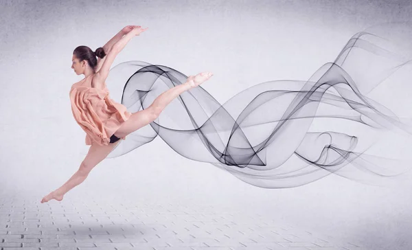 Bailarina de ballet moderna actuando con remolino abstracto — Foto de Stock