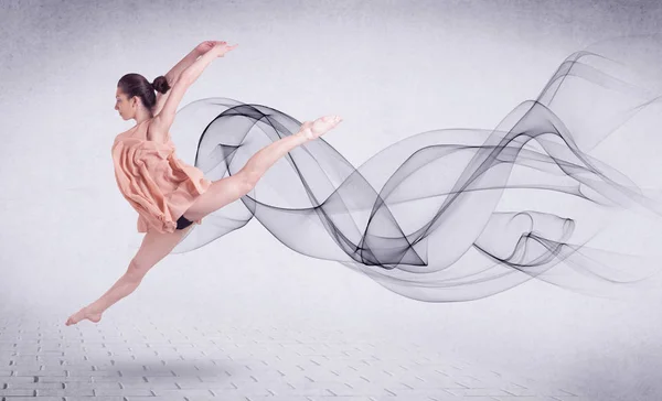 Bailarina de ballet moderna actuando con remolino abstracto —  Fotos de Stock