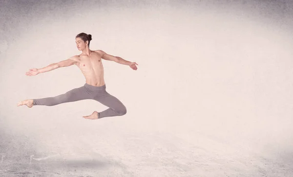 Сучасний балетмейстер, що виконує художній стрибок з порожнім тлом — стокове фото