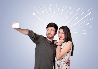 Oklarla selfie çeken sevimli bir çift.