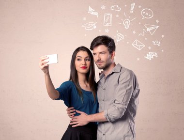Düşünceleriyle selfie çeken çift.