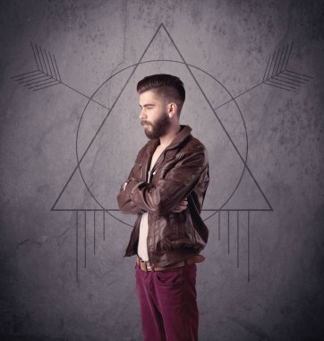 Sıradan komik erkek cep telefonu kullanıyor.