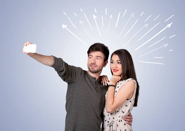 Nettes Paar macht Selfie mit Pfeilen — Stockfoto