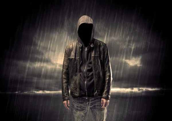 Anonym terrorist i luvtröja på natten — Stockfoto