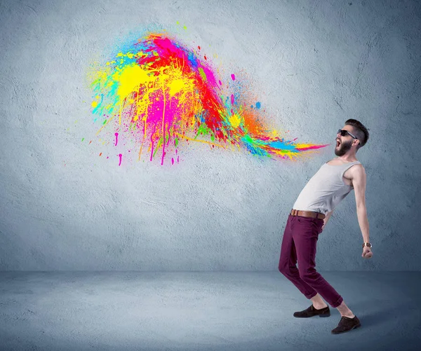 Hipster cara gritando tinta colorida na parede — Fotografia de Stock