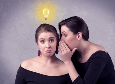 Kız onu kız arkadaşına gizli şeyler söylüyorum