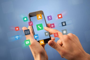 Akıllı telefon tutan bir kadın.