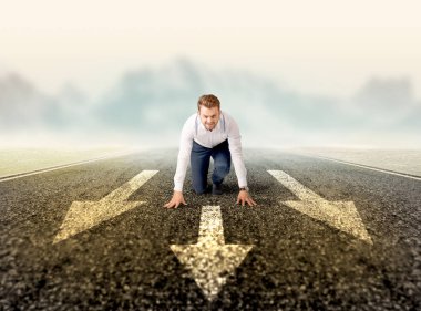 Hazır konumda diz çökmüş işadamı