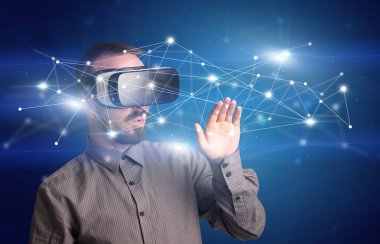 İşadamı ile sanal gerçeklik koruyucu gözlük