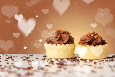 Renkli backg kalp şekli semboller ile lezzetli parti kek