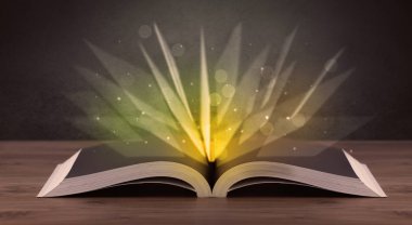 Kitap üzerinde sarı ışık 