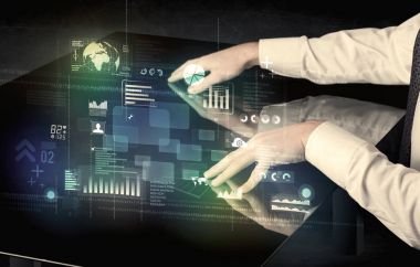 Teknoloji ICO ile etkileşimli modern Resepsiyon dokunmadan işadamı