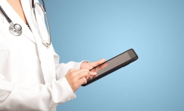 kadın doktor tablet ile