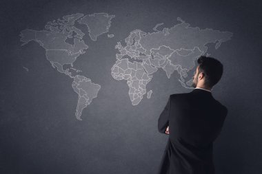 Dünya haritası olan iş adamı