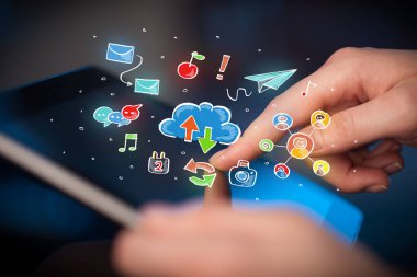 Tablet ile sosyal simgeler dokunmadan parmak