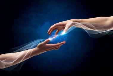 Uzayda parmakları birbirine bağlayan eller