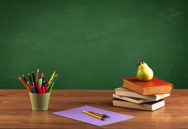 Okul öğeleri boş karatahta ile masada