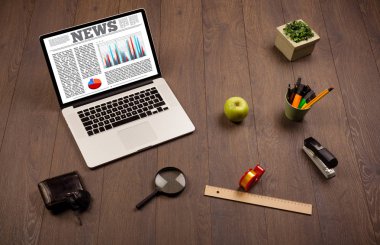 Ofis aksesuarlarıyla birlikte bilgisayar dizüstü bilgisayarı masada. 