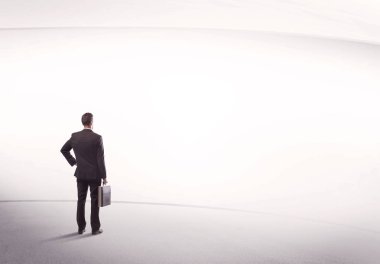 Çantası yerinde duran bir iş adamı.