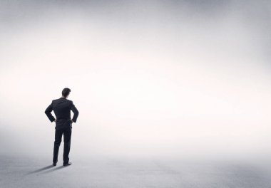 Boş beyaz arkaplanı olan satıcı