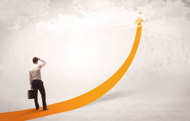 Turuncu ok üzerinde duran iş kişi